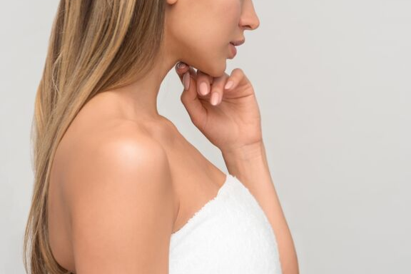 devojka sa pustenom kosom